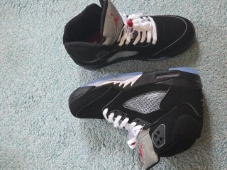 Zapatillas Jordan Negras y Rojas