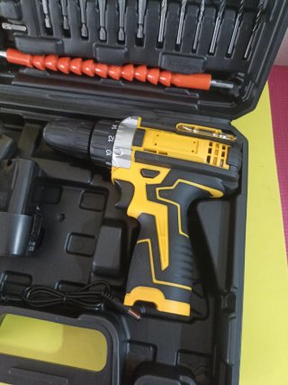 Taladro  Atornillador 12V a Batería.