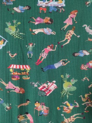 Vestido de verano verde con estampado.