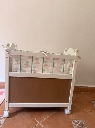 Cuna para muñeco/a con diseño de globos