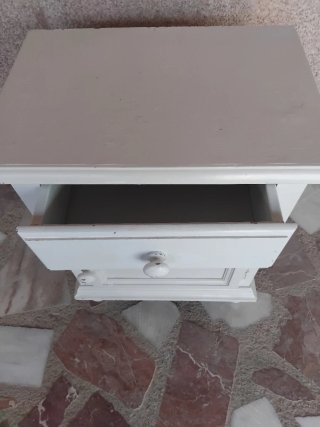 Mesita de noche blanca de madera