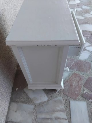 Mesita de noche blanca de madera