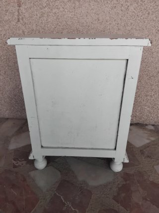 Mesita de noche blanca de madera