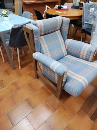 Sillón orejero con puff a cuadros