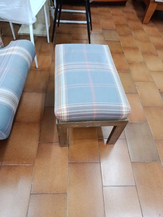 Sillón orejero con puff a cuadros