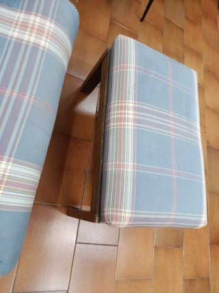 Sillón orejero con puff a cuadros