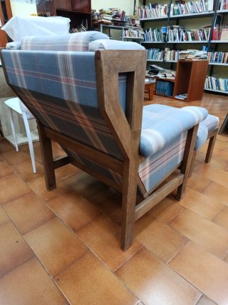 Sillón orejero con puff a cuadros