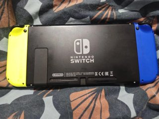 Nintendo Switch Azul y Amarilla + Accesorios