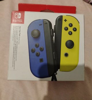 Nintendo Switch Azul y Amarilla + Accesorios