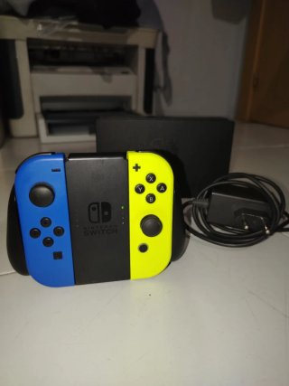 Nintendo Switch Azul y Amarilla + Accesorios
