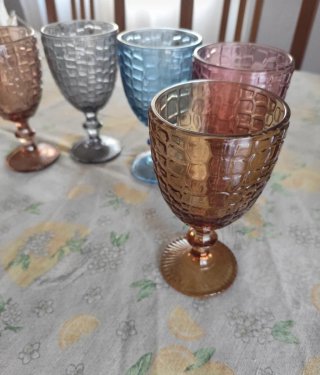 Calici in vetro decorati