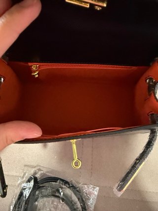 Bolso Negro con Correa
