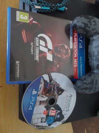 PS4 Pro 1TB Negra 150€ no negociable....