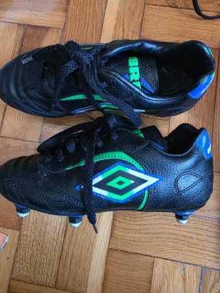 Guayos Umbro negros y verdes 30 € y zapatos 20€