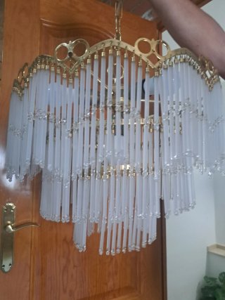 Lámpara de techo dorada y transparente
