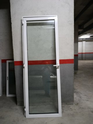 Puerta de aluminio blanca con cristal