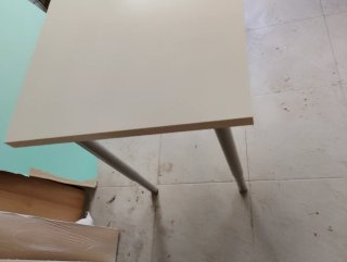 Mesa de estudio beige y gris