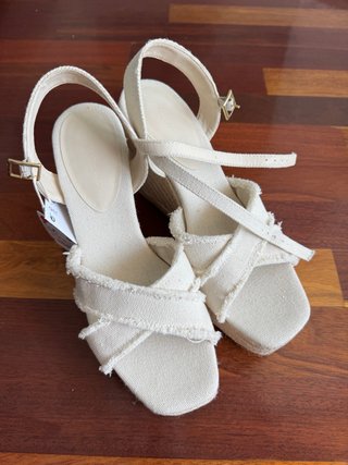 Sandalias cuña Stradivarius beige talla 39