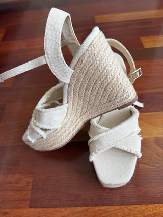 Sandalias cuña Stradivarius beige talla 39
