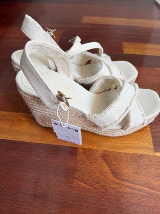 Sandalias cuña Stradivarius beige talla 39