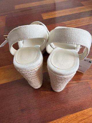 Sandalias cuña Stradivarius beige talla 39