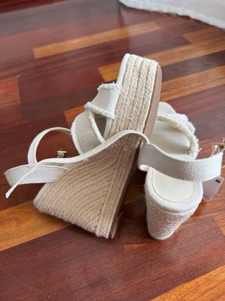 Sandalias cuña Stradivarius beige talla 39