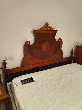 Cabezal de cama antiguo de madera