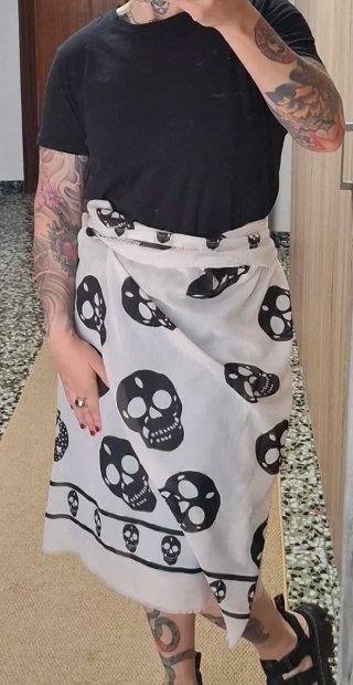Maxi Pañuelo blanco calaveras negras Mango