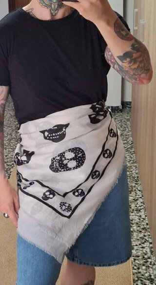 Maxi Pañuelo blanco calaveras negras Mango