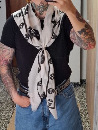 Maxi Pañuelo blanco calaveras negras Mango