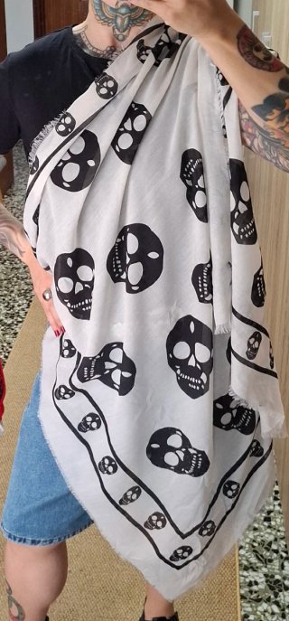 Maxi Pañuelo blanco calaveras negras Mango