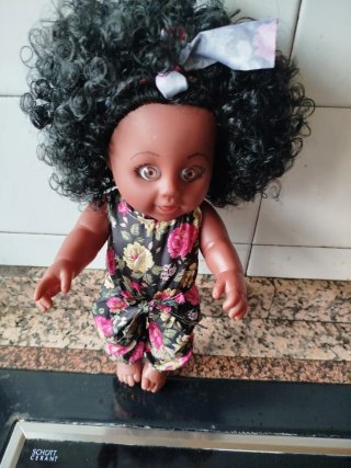 Muñeca bebé morena