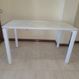Mesa de oficina profesional blanca