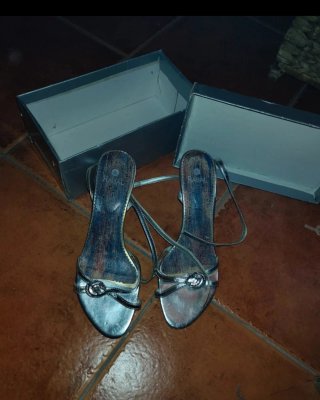 Zapatos de tacón plateados para invitada
