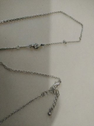 Collar con letra L y perla