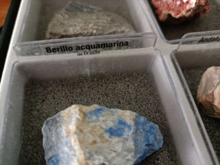 Custodia con 21 rocce grezze catalogate