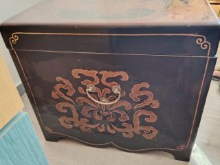 Baúl de madera con diseño oriental