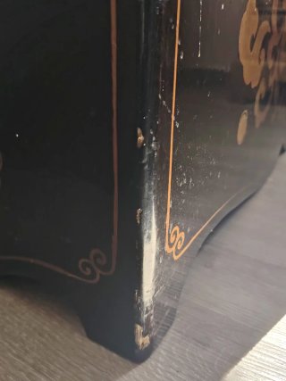 Baúl de madera con diseño oriental