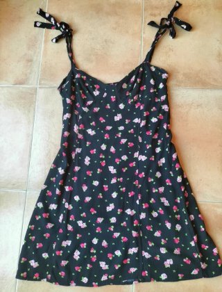 Vestido negro con rosas
