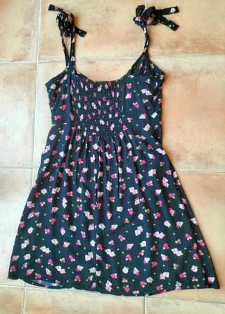 Vestido negro con rosas