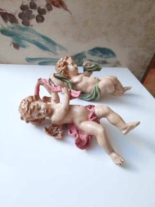 Pareja de ángeles pintados a mano