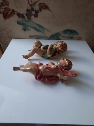 Pareja de ángeles pintados a mano