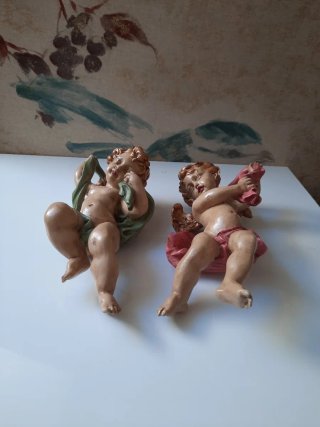 Pareja de ángeles pintados a mano