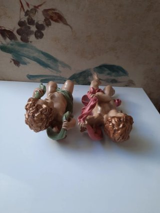 Pareja de ángeles pintados a mano