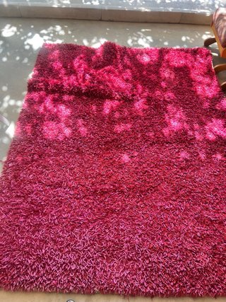 Alfombra rosa y roja de tela