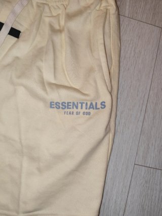 Pantalón corto beige Essentials