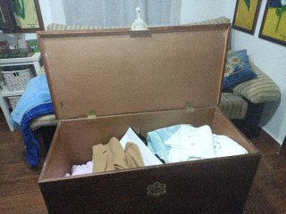 Baúl antiguo madera tallada con herrajes