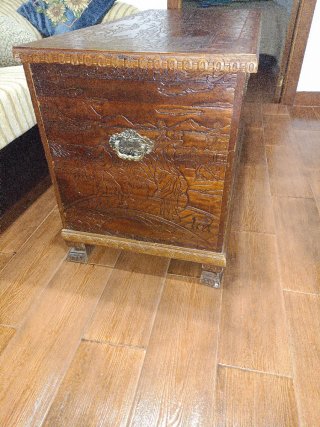Baúl antiguo madera tallada con herrajes