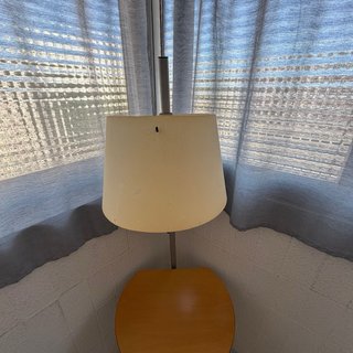 Lámpara de pie Carpyen con mesa auxiliar