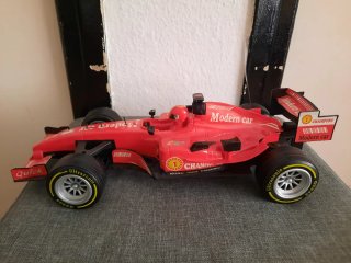 Coche teledirigido rojo.